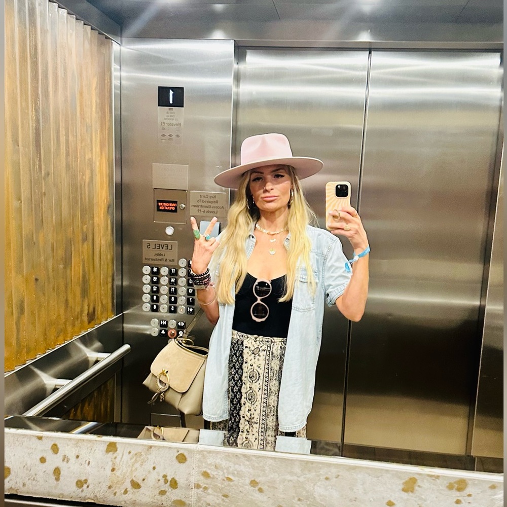 VAN_SOLEIL IS LIVE 💛✌🏽💛 LIKE TO BE NOTIFIED 🥳🥳🥳 - Picture 13 of 17